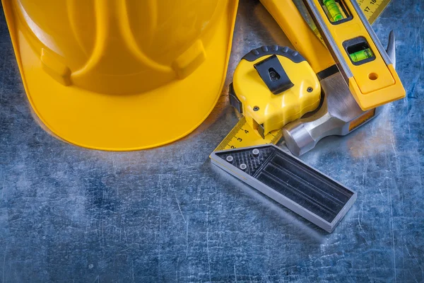 Construction level, building helmet and hammer — Stockfoto