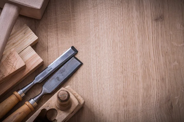 Lump, hammer, planer, chisels — Stockfoto