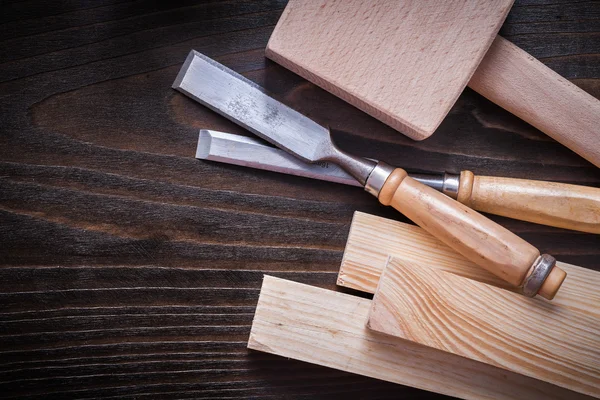 Mazo más firme, cinceles y tablones de madera — Foto de Stock
