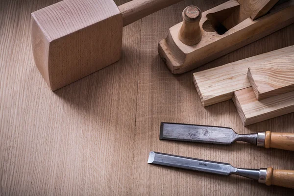 Hand mallet, planer, metal chisels — 图库照片