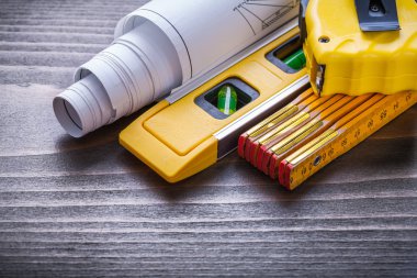 Ölçüm bandı, inşaat seviyesi ve metre