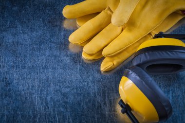 Gürültü azaltma kulaklıklar ve koruyucu eldivenler