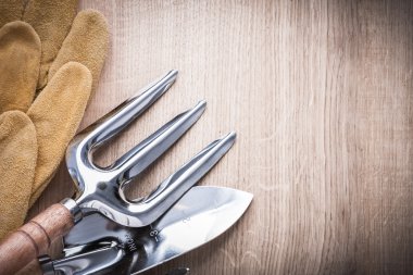 Mala çatalla kürek ve eldiven