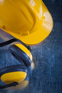 Emanet sarı kulaklık ve iş kask