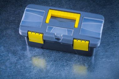 Metalik arka plan üzerinde kapalı araç kutusu