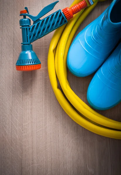 Slang med spray munstycke och gummi stövlar — Stockfoto