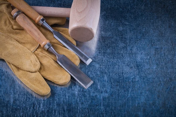 Hammer, firmer chisels and safety gloves — Stock Photo, Image