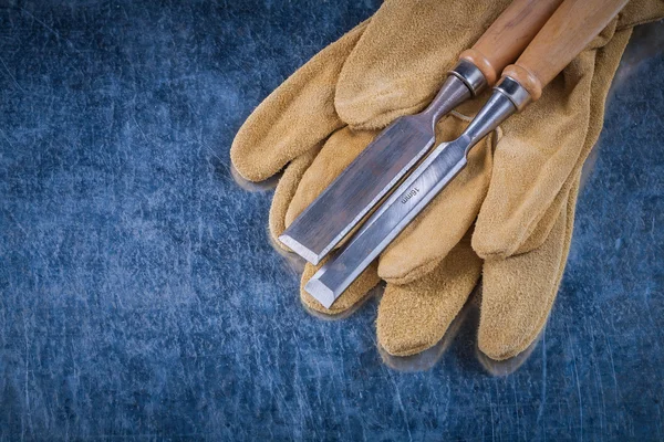 Firmer chisels and leather safety gloves — Stock Photo, Image