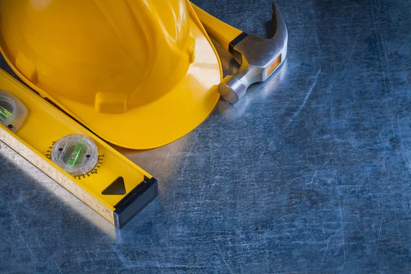 Martelo garra, nível de construção e capacete — Fotografia de Stock