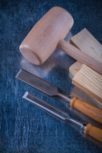 Klumpenhammer, Holzbolzen und Flachmeißel — Stockfoto