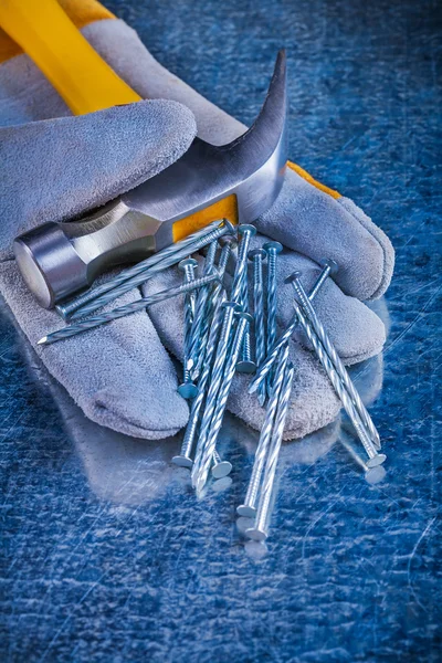 Luvas de protecção, unhas e martelo de garra — Fotografia de Stock