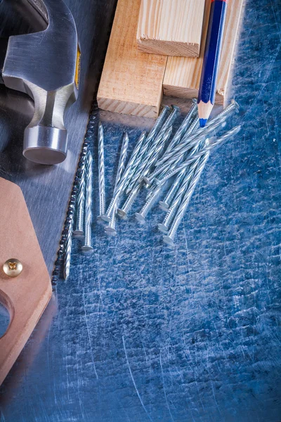 Nagels, hamer, hengsten, metaalzaag en potlood — Stockfoto