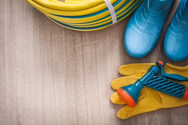 Gumi tömlő, bőr kesztyű és gumboots — Stock Fotó