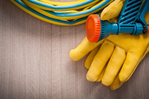 Gummischlauch mit Wassersprüher versprühen — Stockfoto