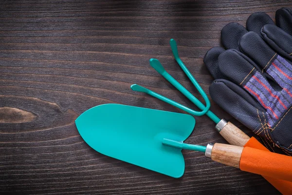 Guantes de jardinería, pala de mano y rastrillo —  Fotos de Stock