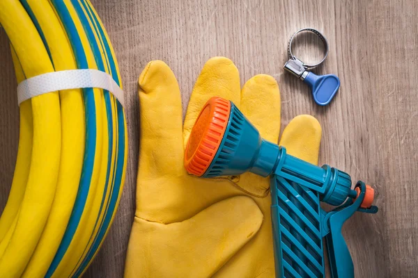 Tuyau en caoutchouc avec gants de sécurité — Photo