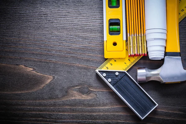 Nivel de construcción, plano laminado y martillo — Foto de Stock