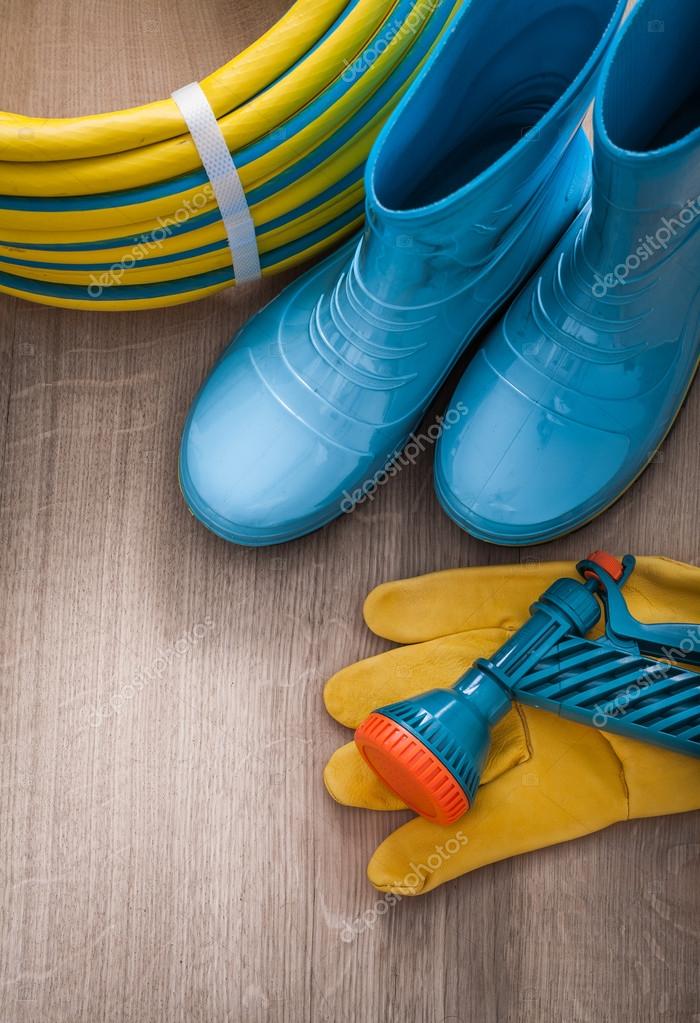 Fotos de Botas De Goma, Torcido., Madera Natural, Manejar, Manguera