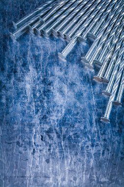 Metal konstrüksiyon çivi bileşimi