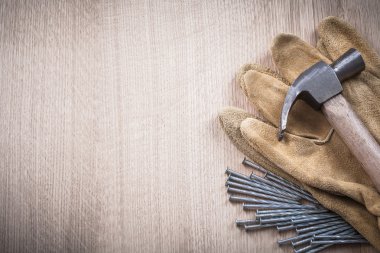 çekiç, koruyucu eldiven ve çivi