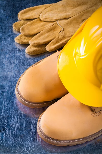 Botas impermeables, guantes y casco de trabajo —  Fotos de Stock