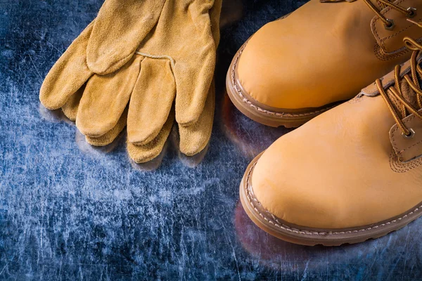 Botas de trabajo de cuero y guantes protectores — Foto de Stock