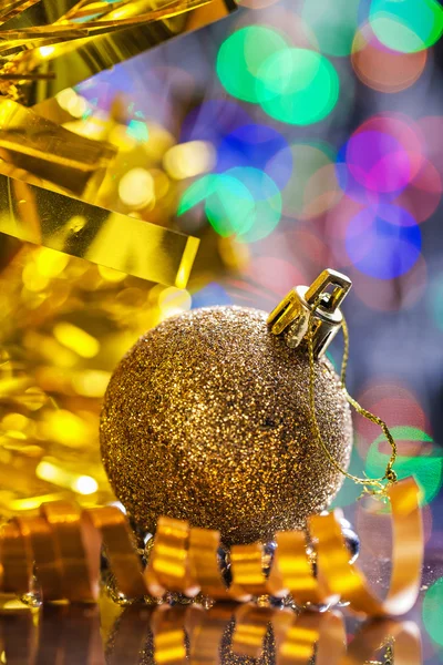 Желтая рождественская безделушка — стоковое фото