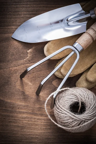 Ручная лопата, грабли, садовые перчатки — стоковое фото
