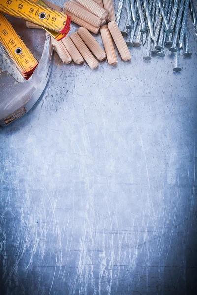 Martelo, medidor de madeira, unhas e cavilhas — Fotografia de Stock