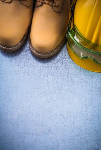 Zapatos de seguridad, casco de construcción y gafas —  Fotos de Stock