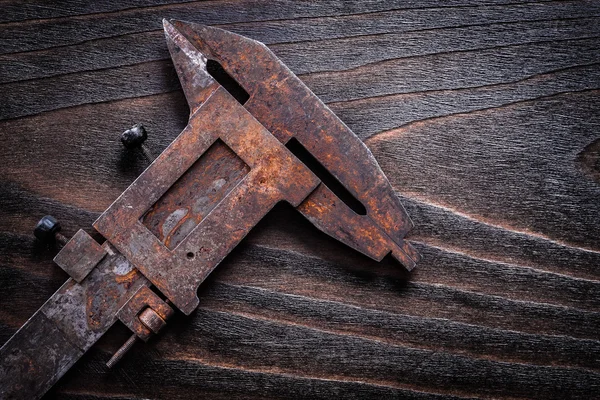 Verouderde roestig schuifmaat gemeten — Stockfoto