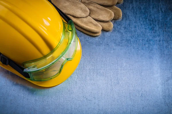 Safety gloves, hard hat and glasses — Stock Photo, Image