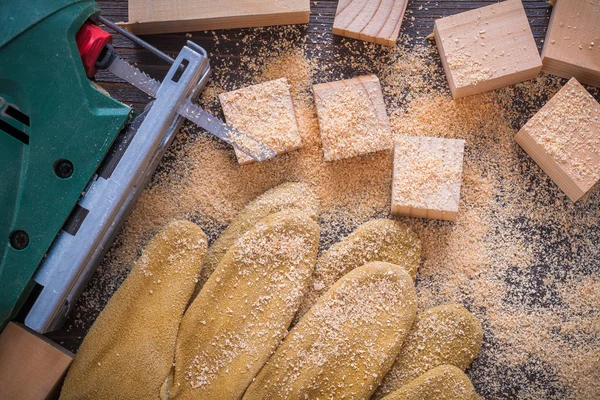 Elektrische puzzel zaagsel, veiligheidshandschoenen — Stockfoto