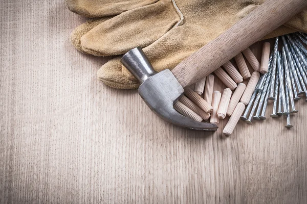 Clavijas, martillo, guantes de seguridad y clavos —  Fotos de Stock