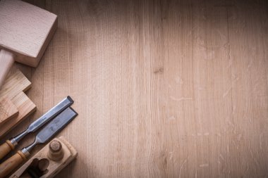 çekiç, planya, keskiler ve ahşap plakalar