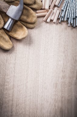 ahşap dübeller, pençe çekiç, deri çalışma eldiven ve paslanmaz çivi