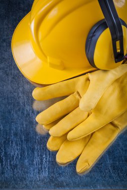 Baret, kulak muffs ve eldiven