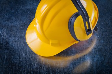 Gürültü azaltma etkilidirler ve bina kask