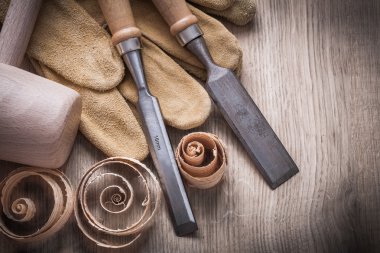 Wooden mallet, chisels, leather gloves
