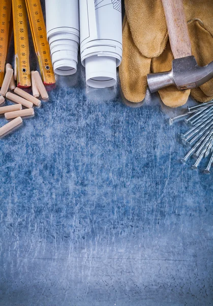 Hamer, handschoenen, meter, nagels en stokjes — Stockfoto