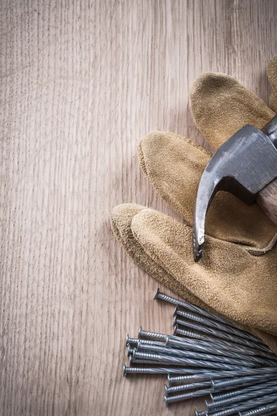 Marteau, gants de sécurité et clous — Photo