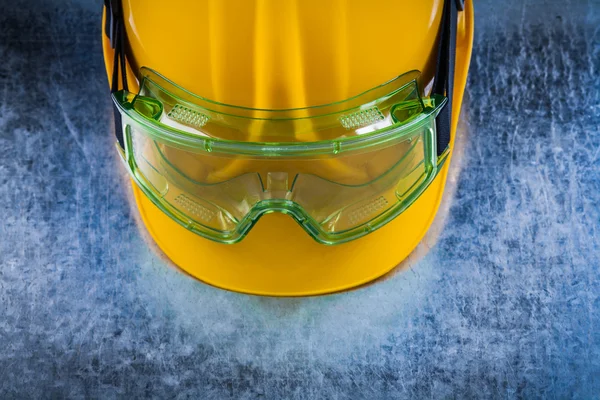 Building helmet and transparent protective glasses — Zdjęcie stockowe
