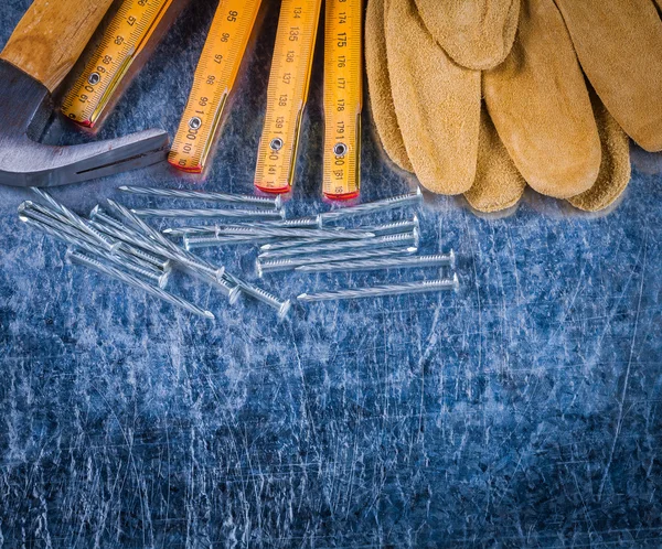 Рабочие перчатки, гвозди, метр и молоток — стоковое фото