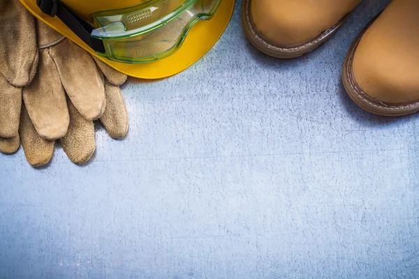 Botas, luvas, capacete de construção e óculos — Fotografia de Stock