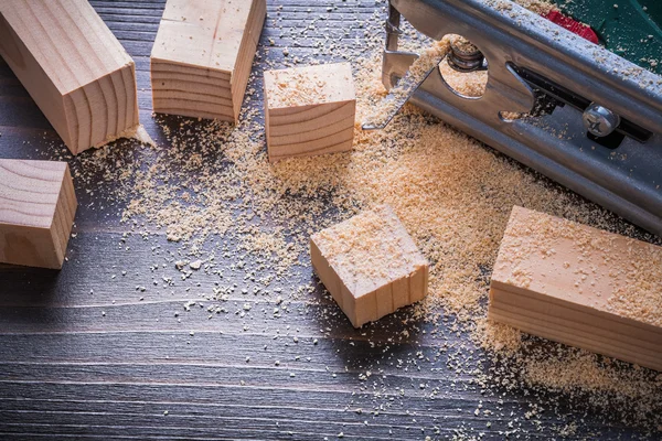 Electric jigsaw sawdust and wooden planks — 图库照片