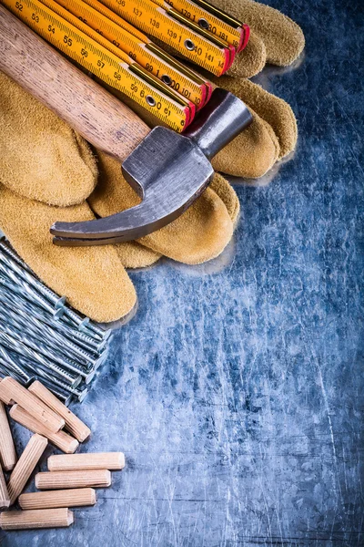 Hammare, skyddshandskar, mätare, naglar — Stockfoto