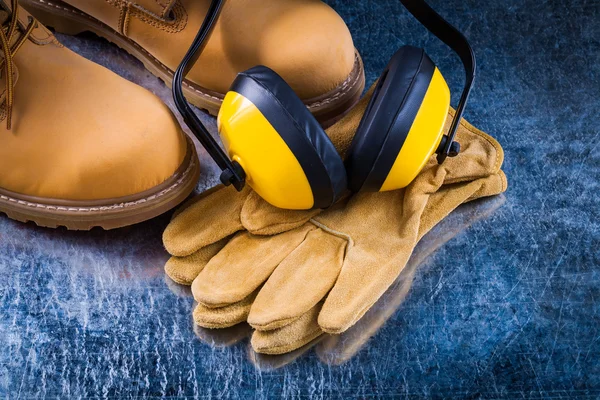 Botas de segurança, luvas e amortecedores auriculares — Fotografia de Stock