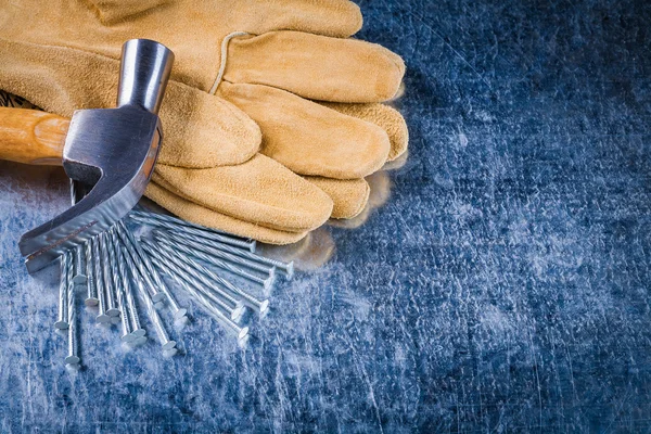 Protective gloves, nails and hammer — Φωτογραφία Αρχείου