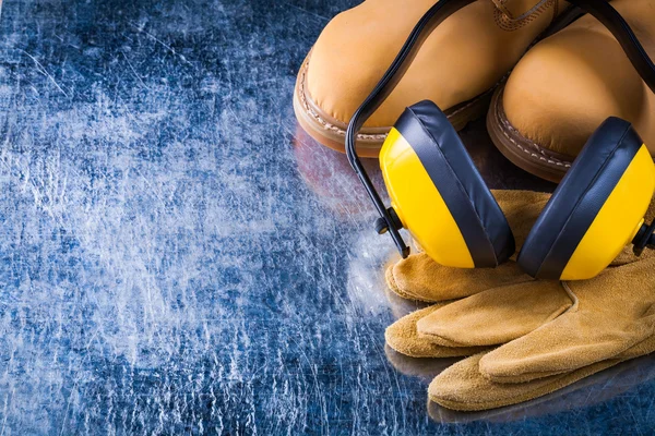 Botas de seguridad, guantes y orejeras — Foto de Stock