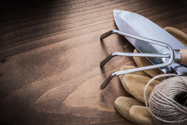 Schop, hark, tuinieren handschoenen en touw — Stockfoto